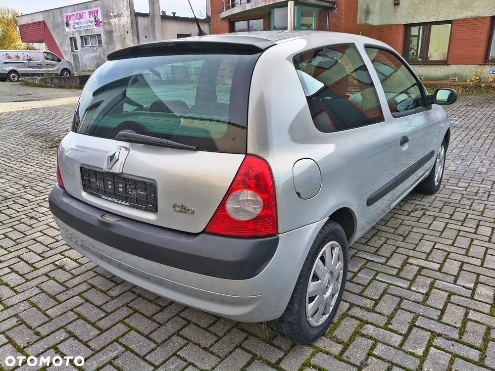 Renault Clio 1.2 16V 75 Expression - 11