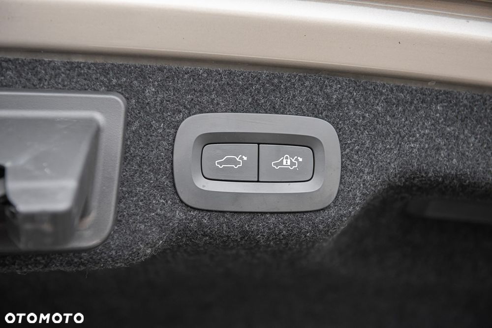 Volvo S90 D5 AWD Momentum - 32