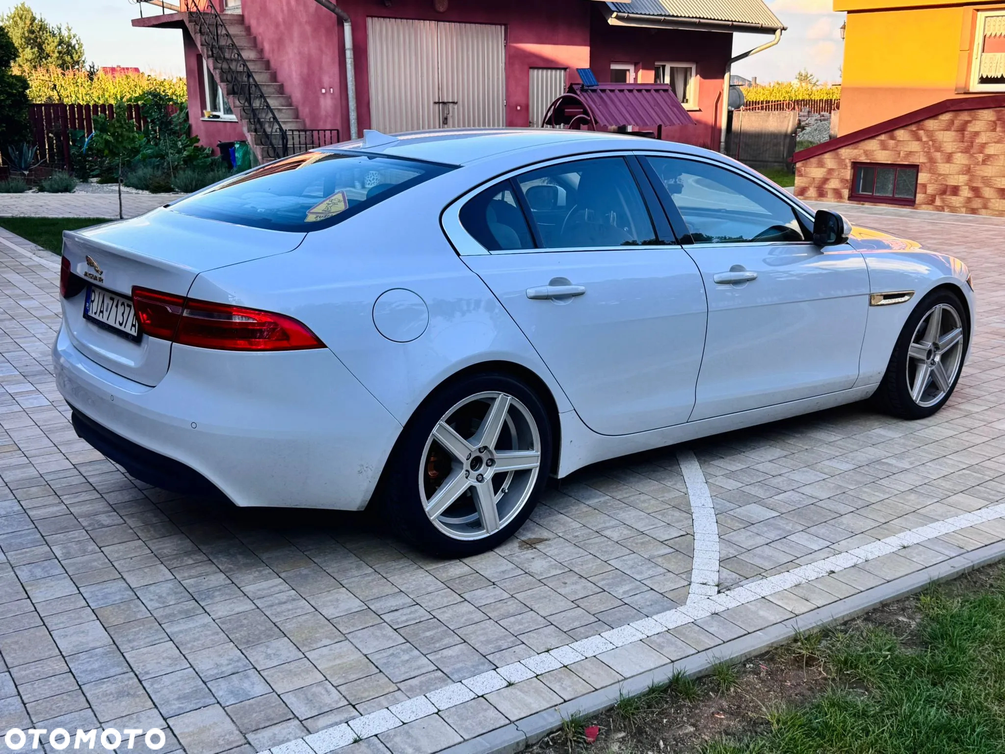 Jaguar XE 2.0 D Prestige - 6