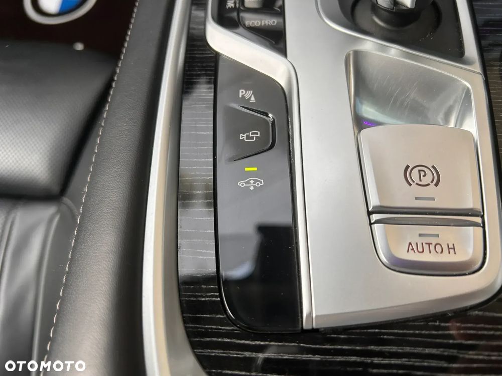 BMW Seria 7 750i xDrive sport - 34
