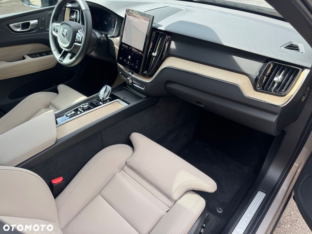 Volvo XC 60 B5 B AWD Plus Black Edition - 36