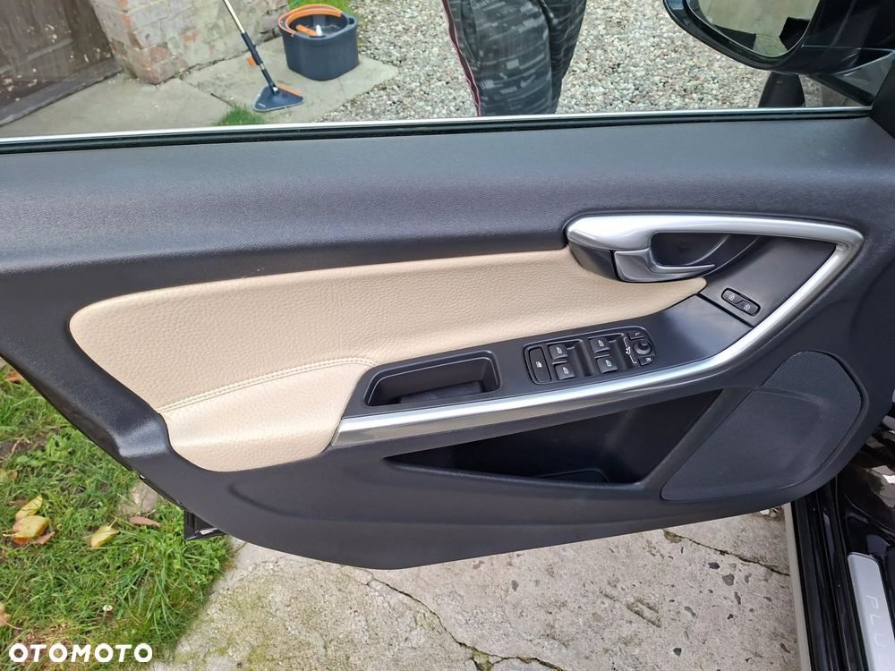 Volvo V60 D6 AWD Plug-in Hybrid R-Design Summum - 21