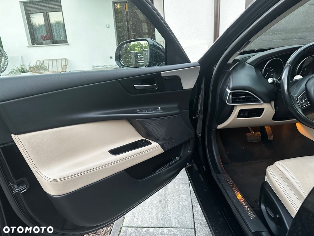 Jaguar XE 2.0 T Prestige - 10