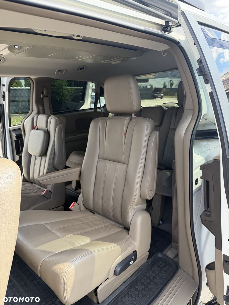 Chrysler Town & Country - 5