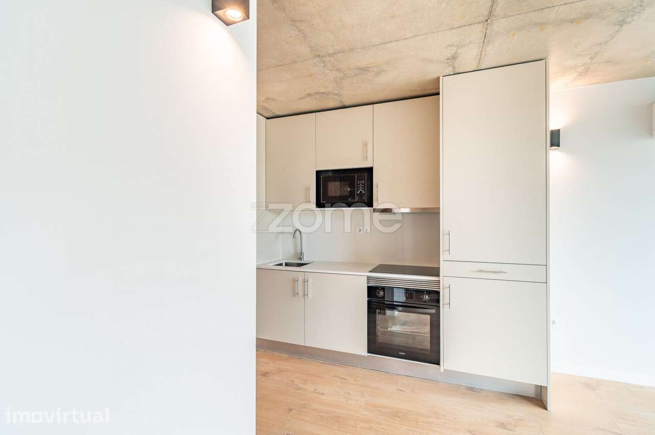 Apartamento T1 com varanda e lugar de garagem em Monte dos Burgos - Grande imagem: 4/24