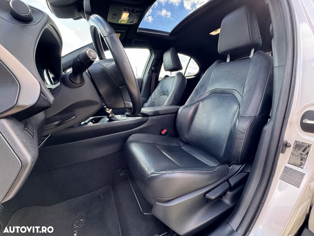 Lexus UX 250h FWD Business - 21