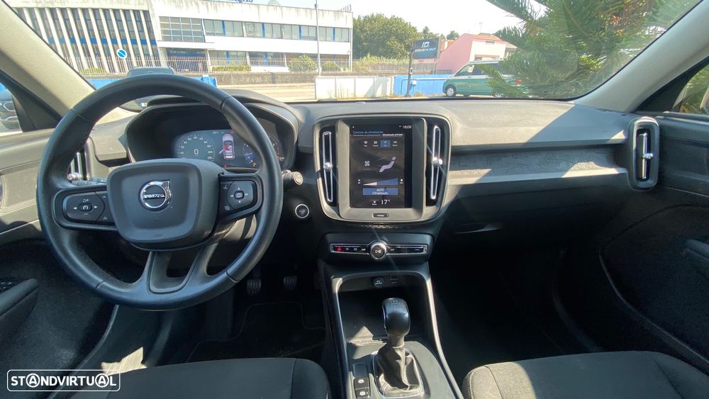 Volvo XC 40 1.5 T2 Momentum Plus - 24