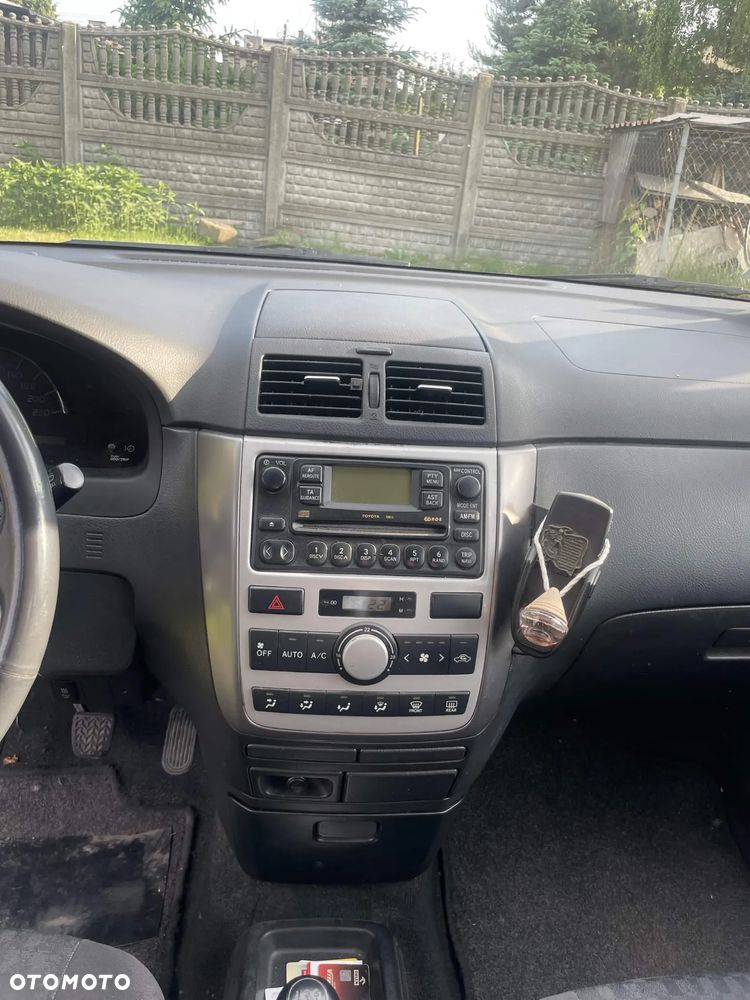Toyota Avensis Verso D-4D - 13