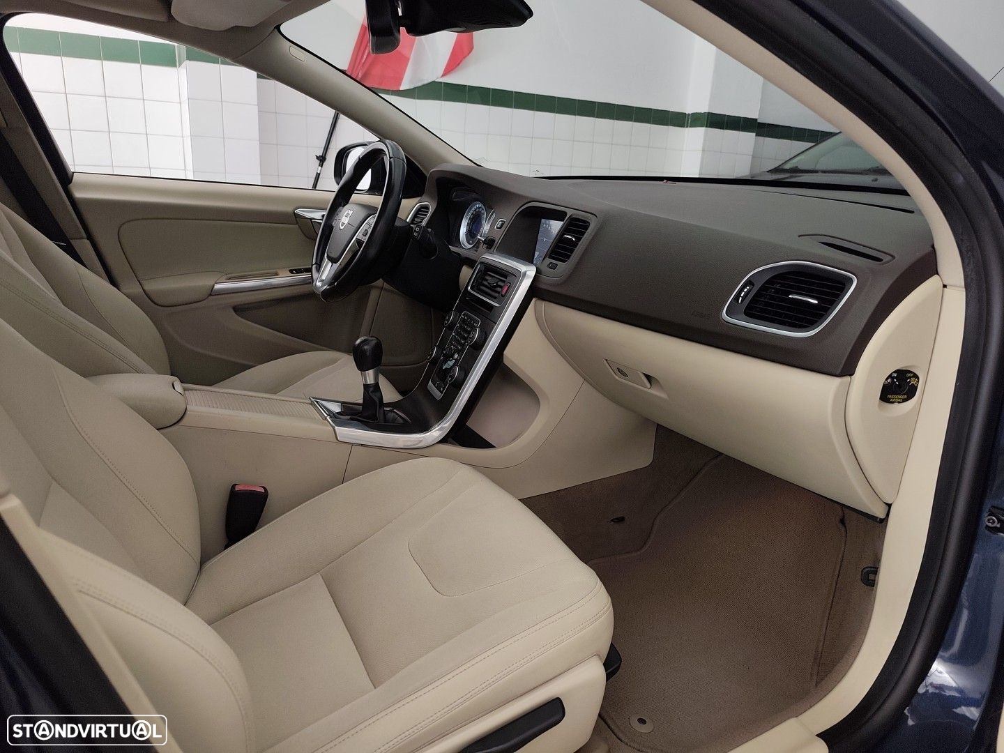 Volvo V60 2.0 D4 Momentum - 10