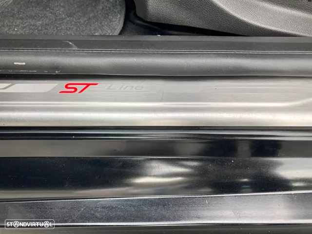 Ford Focus 1.0 EcoBoost S&S ST-Line - 29