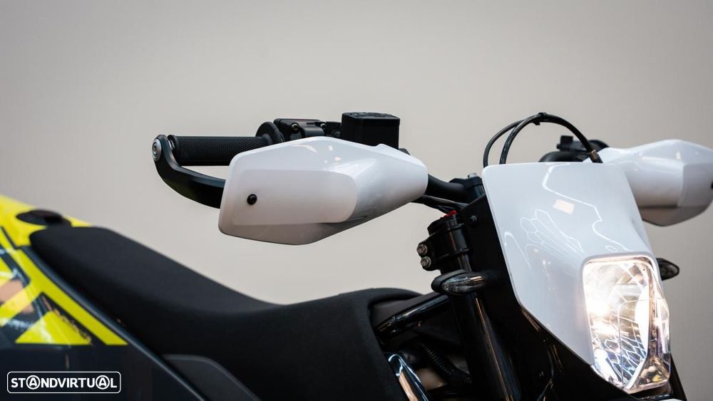 Husqvarna 701 Supermoto - 12