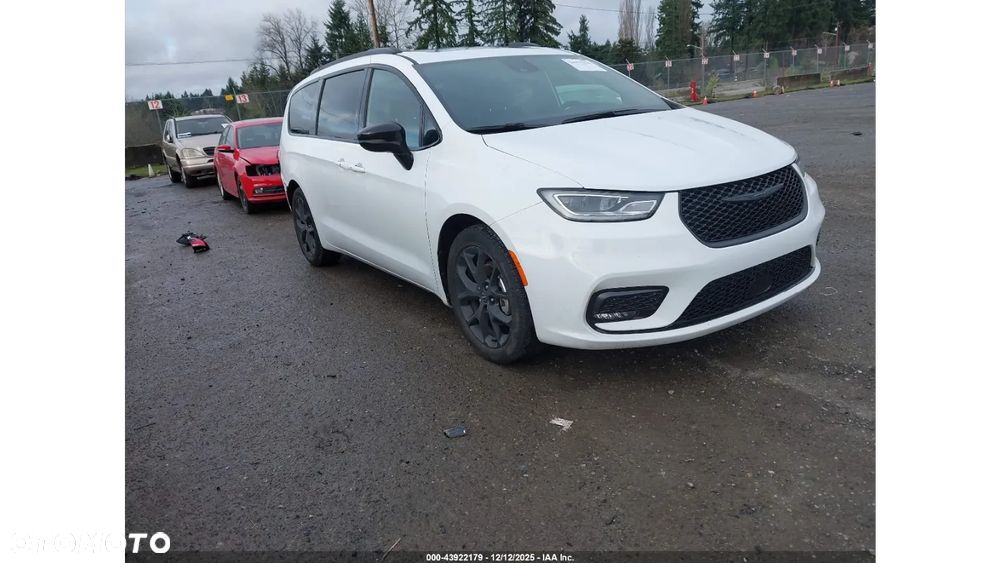 Chrysler Pacifica - 2