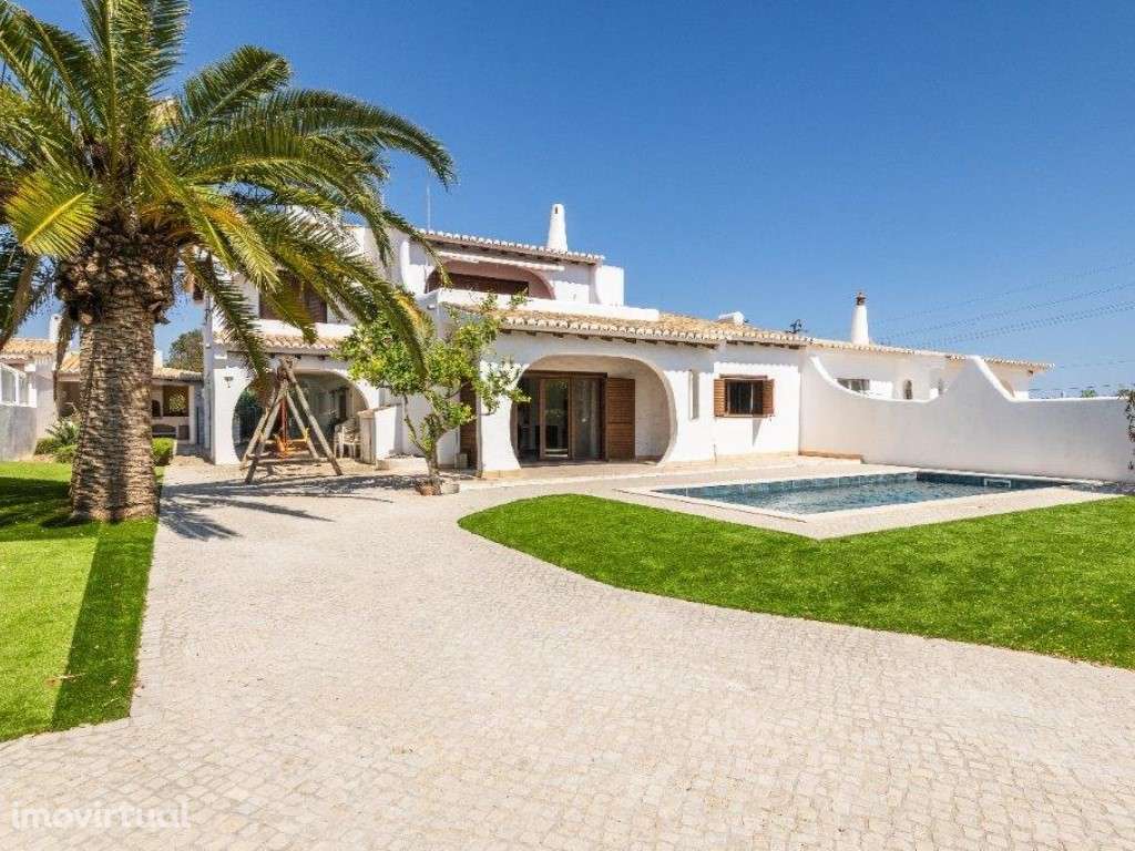 Moradia 5 quartos (V4+1) estilo tradicional com piscina perto do ce... - Grande imagem: 3/30