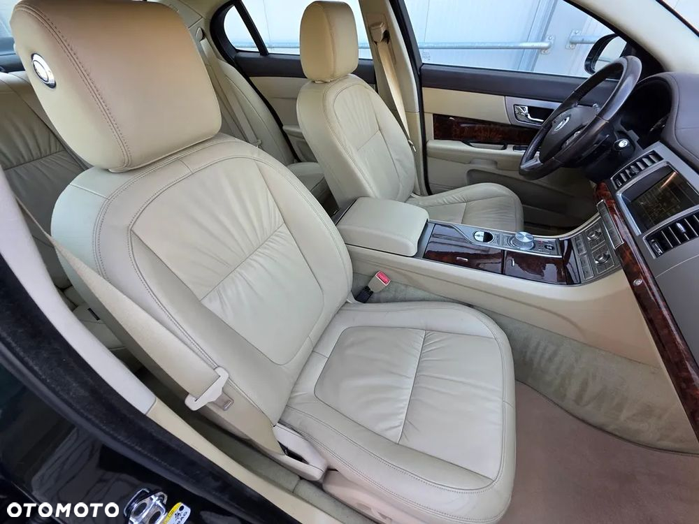 Jaguar XF 3.0 V6 D Premium Luxury - 24