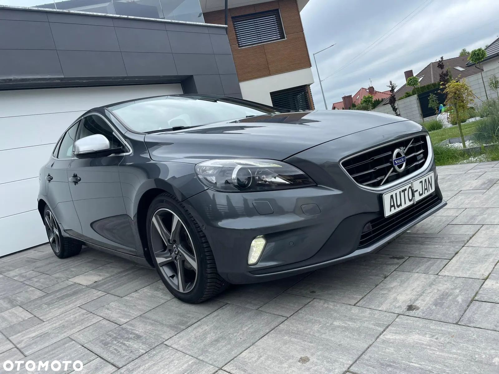 Volvo V40 D2 R-Design - 3