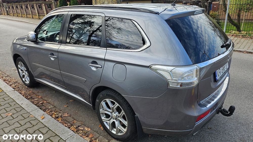Mitsubishi Outlander 2.0 4WD Plug-In Hybrid Plus - 2
