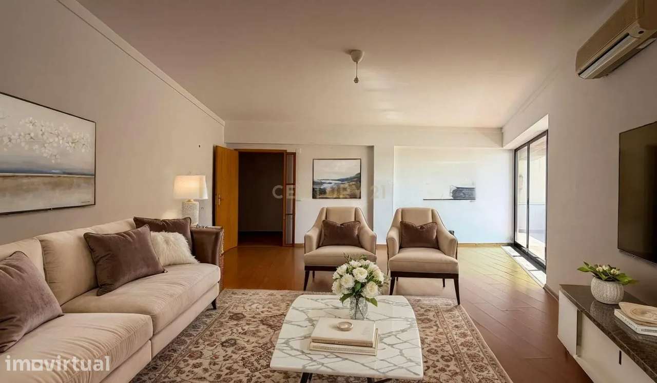 Apartamento T3 com Varanda, Arrecadação e Três Lugares de Parqueamento - Grande imagem: 2/31