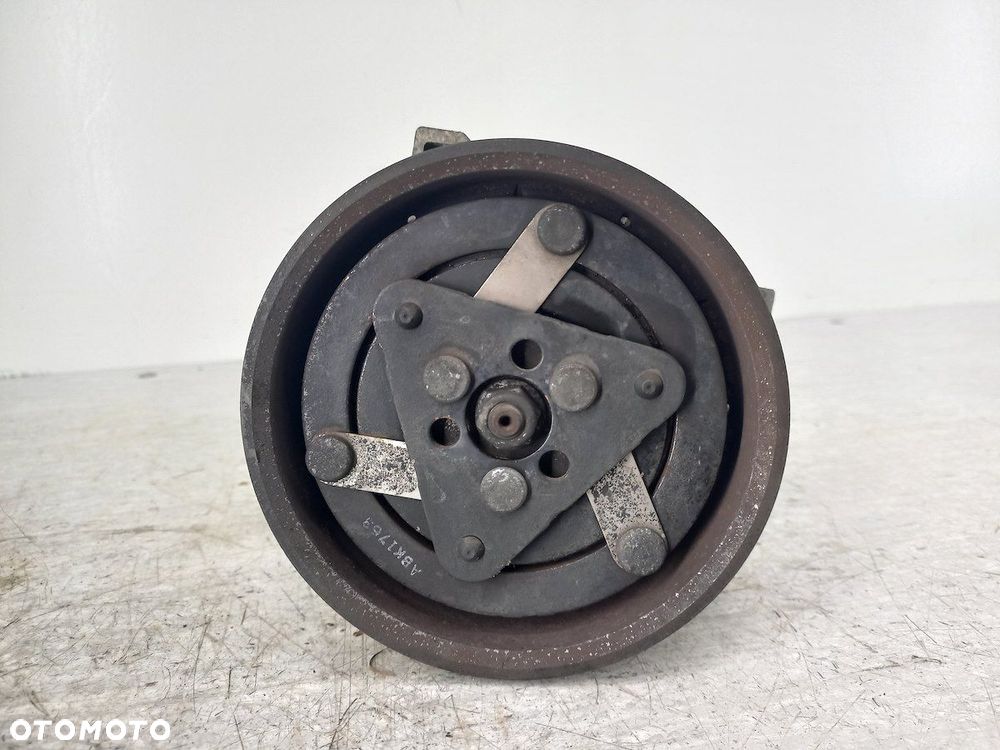 POMPA, SPRĘŻARKA KLIMATYZACJI RENAULT CLIO III 8200365787  SD6V12 1.4 16V - 3