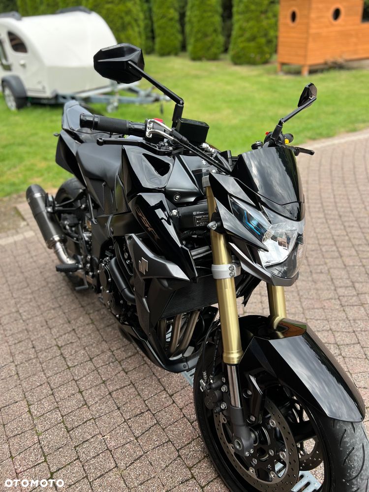 Suzuki GSR - 29