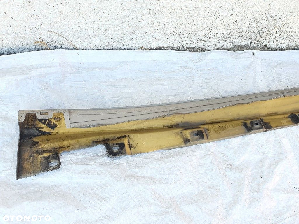 MERCEDES R-KLASA W251 LISTWA PROGOWA PRAWA 723 - 11