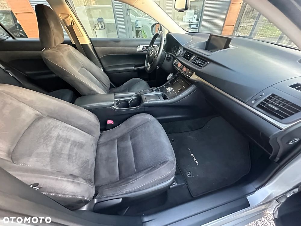 Lexus CT ver-200h - 29