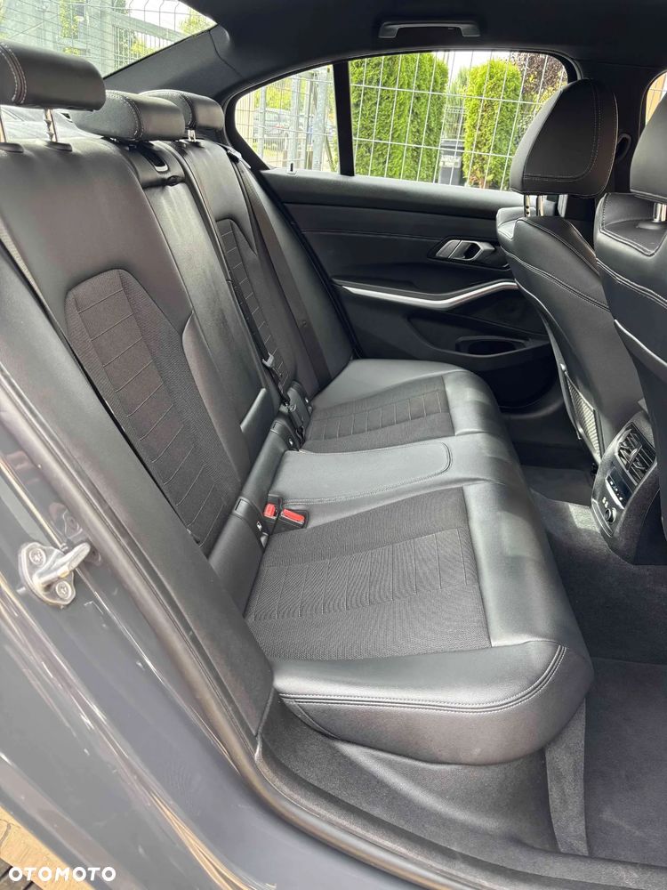 BMW Seria 3 320d xDrive Sport Line - 28