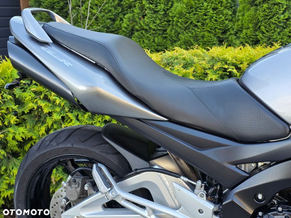 Suzuki GSR - 10