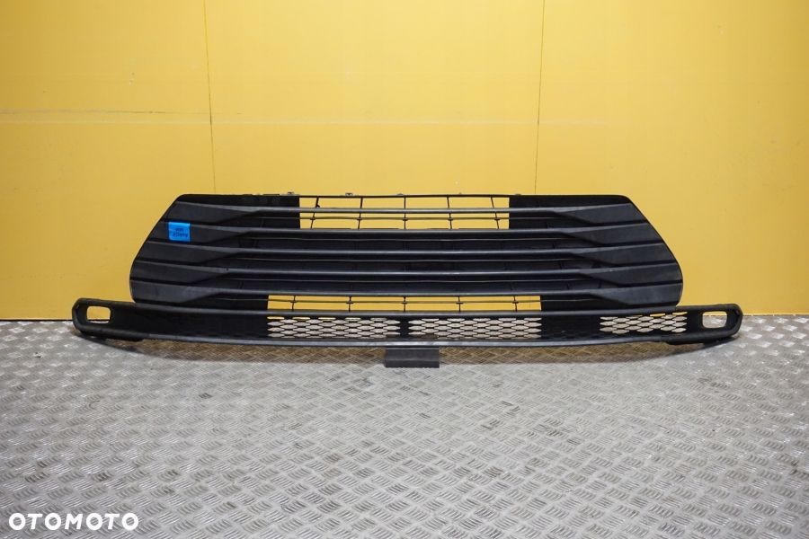 TOYOTA SIENNA 2021 - Kratka w Zderzak Atrapa Dolna Grill USA - 1