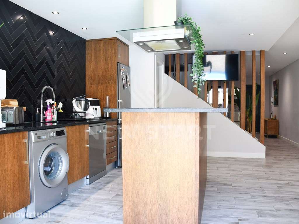 Moradia em Olhão com amplos terraços, pátio e cave em zona residencial - Grande imagem: 3/33