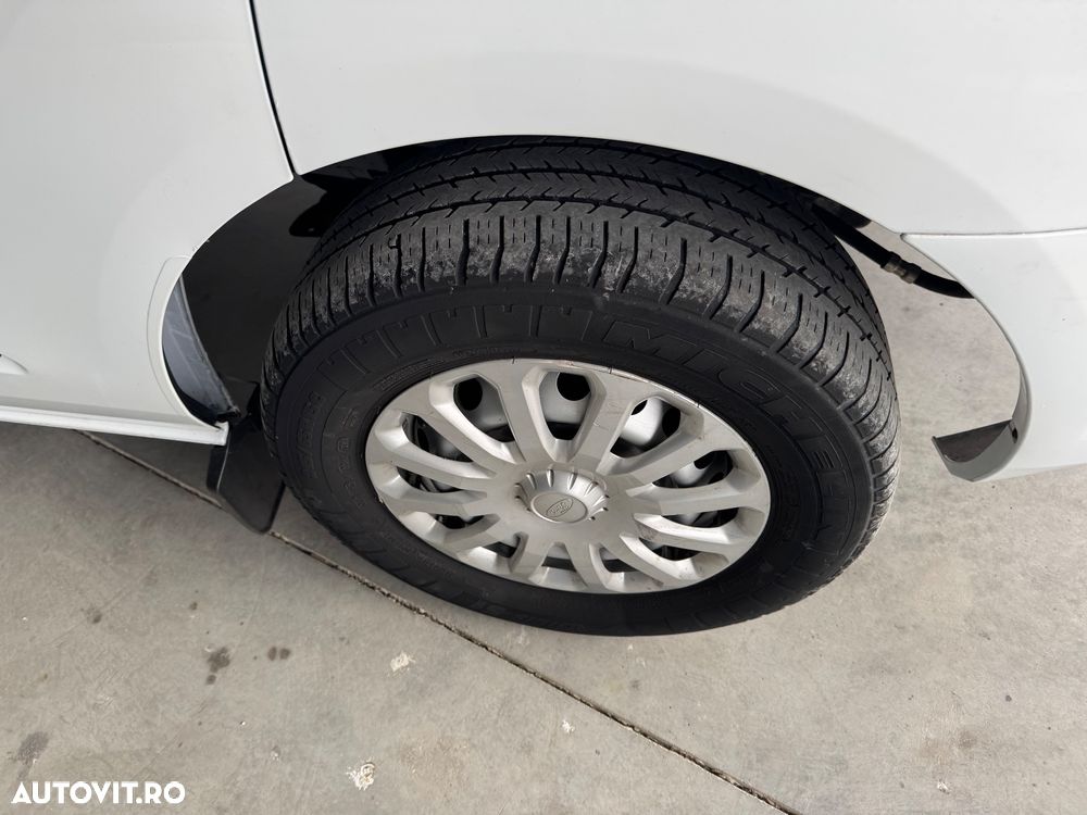 Ford Tourneo Custom - 29