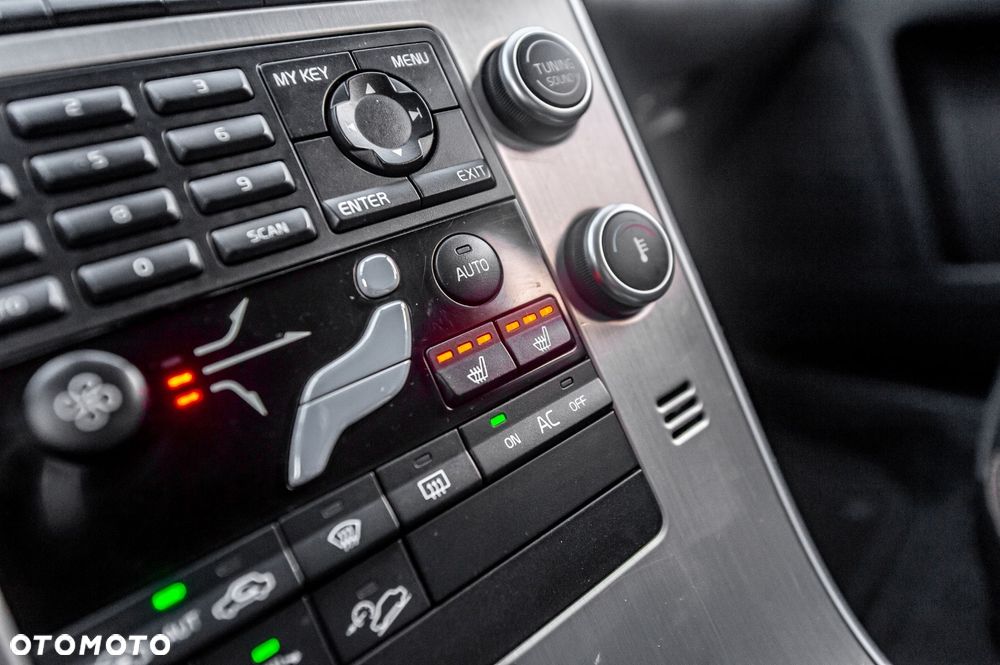 Volvo XC 60 D5 AWD Momentum - 32