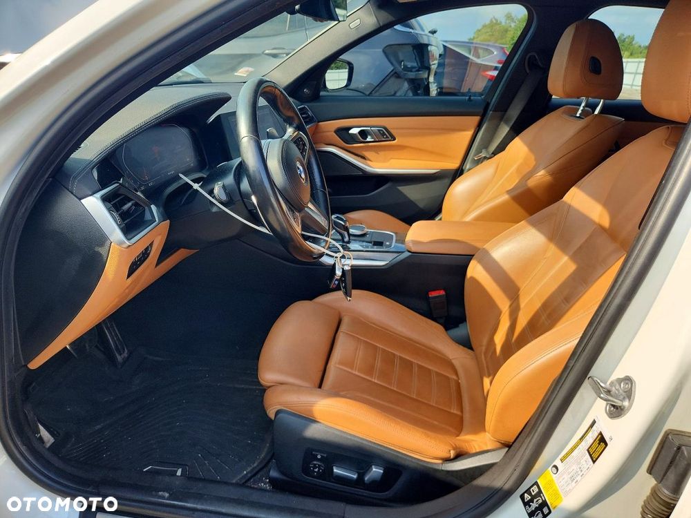 BMW Seria 3 330i M Sport - 8