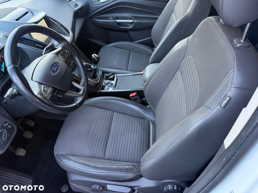 Ford Kuga 1.5 EcoBoost 2x4 Titanium - 16