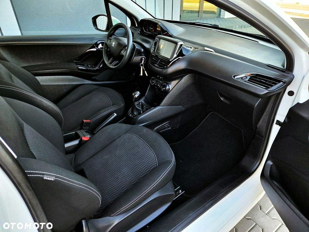 Peugeot 208 - 8