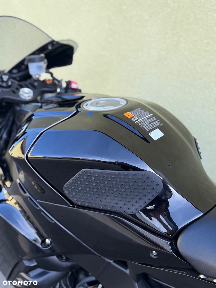 Yamaha R1 - 38