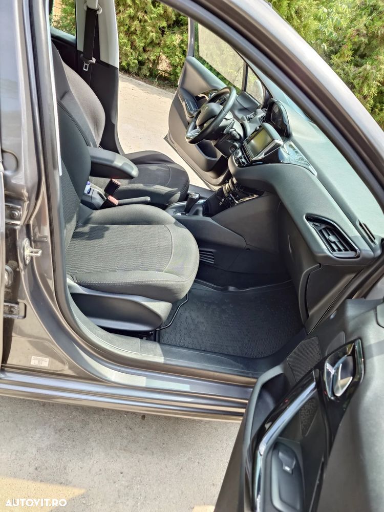 Peugeot 208 - 8