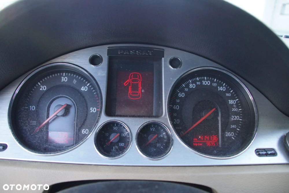 Auto na części - Volkswagen Passat B6 2.0 TDI 170 KM BMR KDA LC9X 2007R Silnik Skrzynia Drzwi Maska Błotnik Klapa Zderzak Lampa Klamka Szyba Lusterko Deska Kokpit Sterownik Moduł Czujnik Licznik Wyświetlacz Panel Kierownica - 11