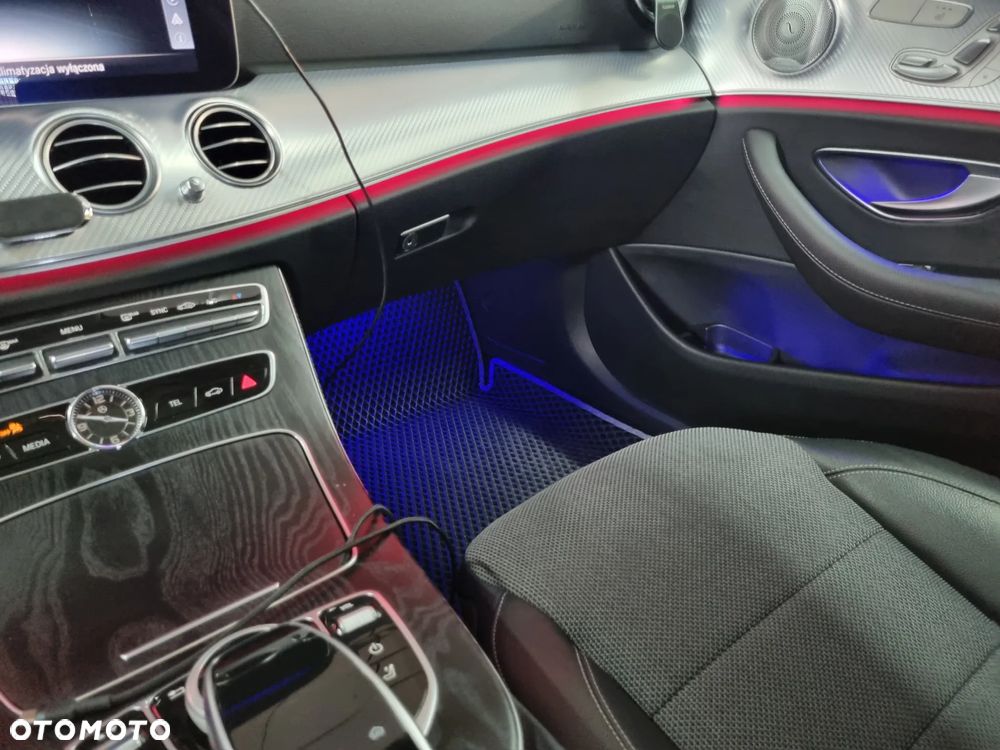 Mercedes-Benz Klasa E 220 d 4-Matic 9G-TRONIC - 29