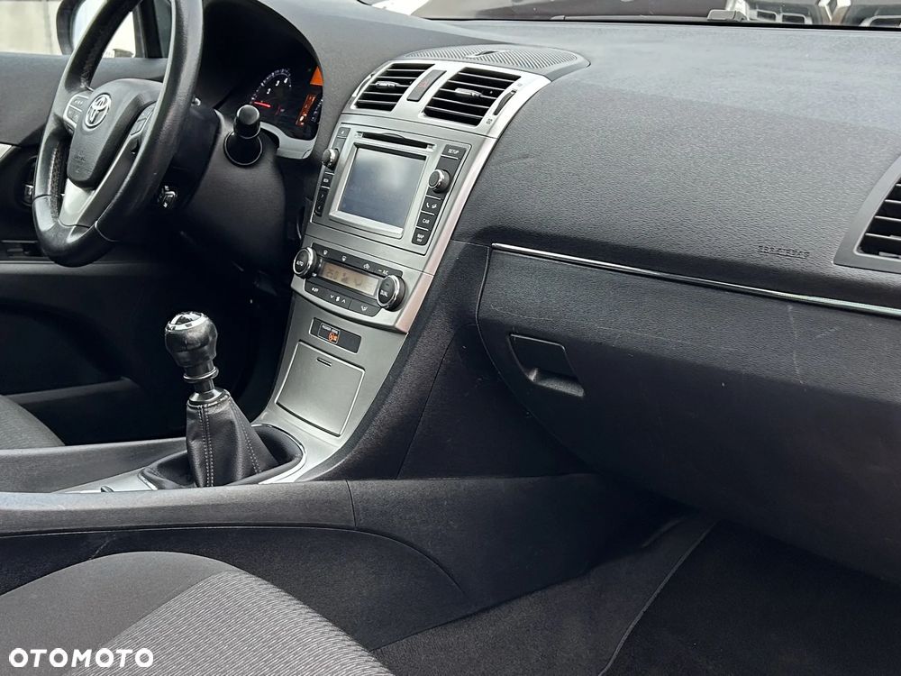 Toyota Avensis 1.8 Sol NAVI - 32