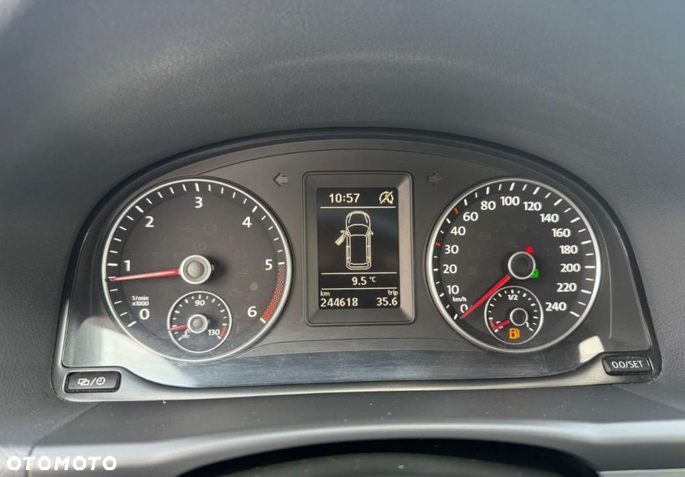 Volkswagen Touran - 12