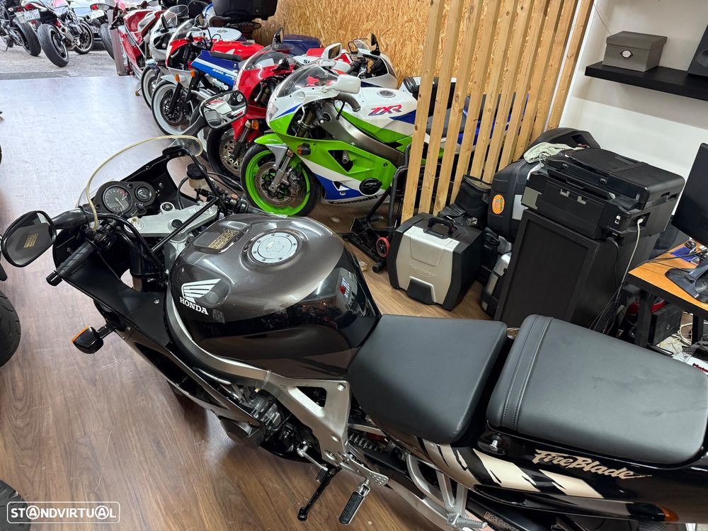 Honda CBR 900 RR - 16