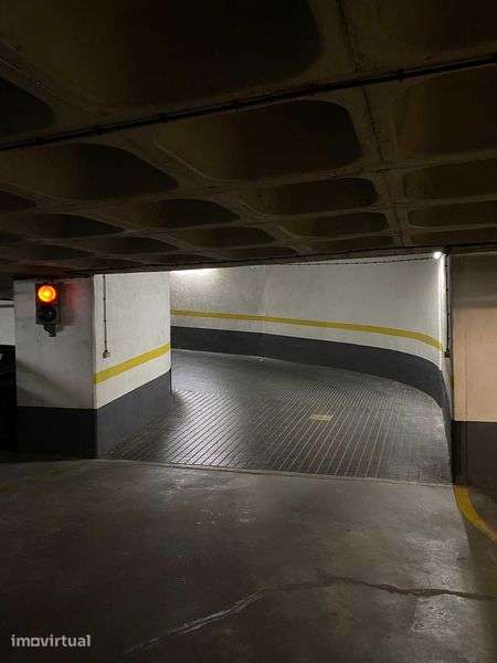 Arrendo Lugar de Garagem em Benfica (carro + mota) - Grande imagem: 5/6