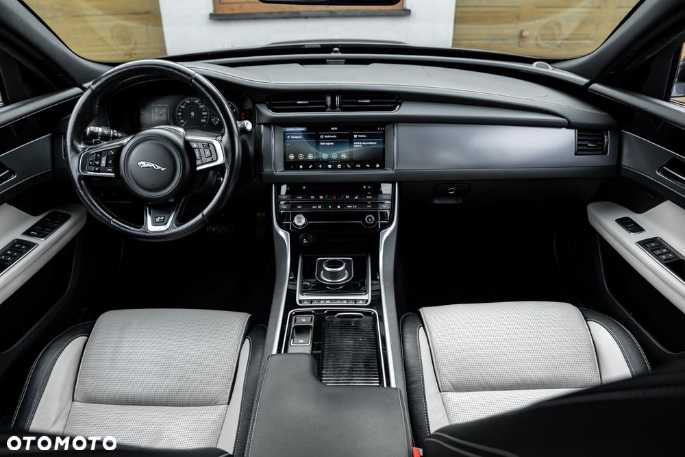 Jaguar XF 35t R-Sport - 27