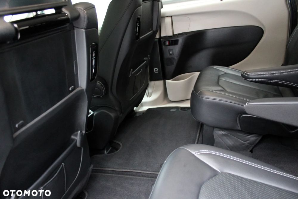 Chrysler Pacifica - 26