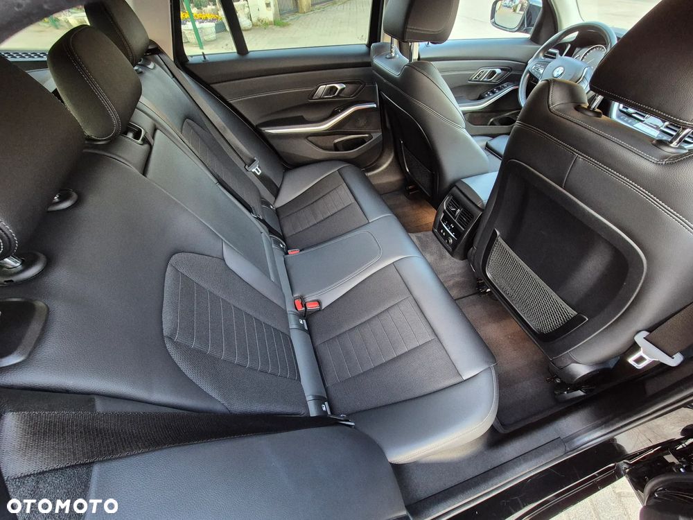 BMW Seria 3 330i Sport Line - 18