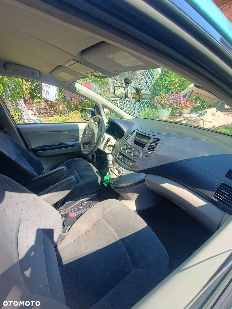 Mitsubishi Grandis - 8