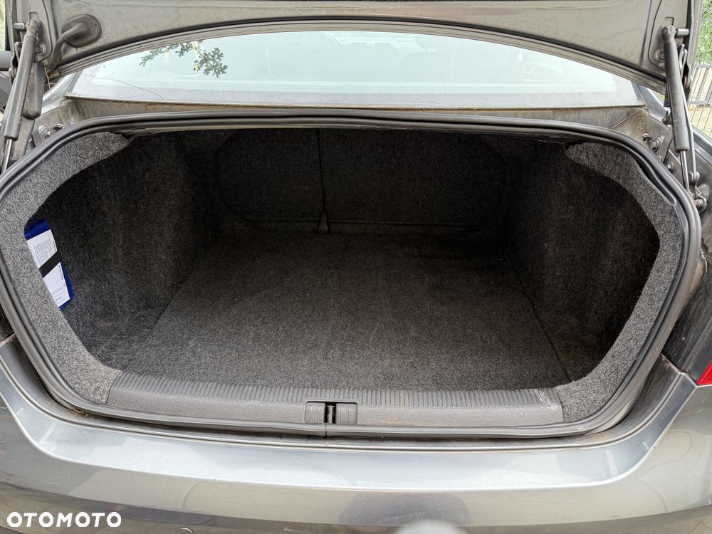 Volkswagen Jetta 1.6 Trendline - 24