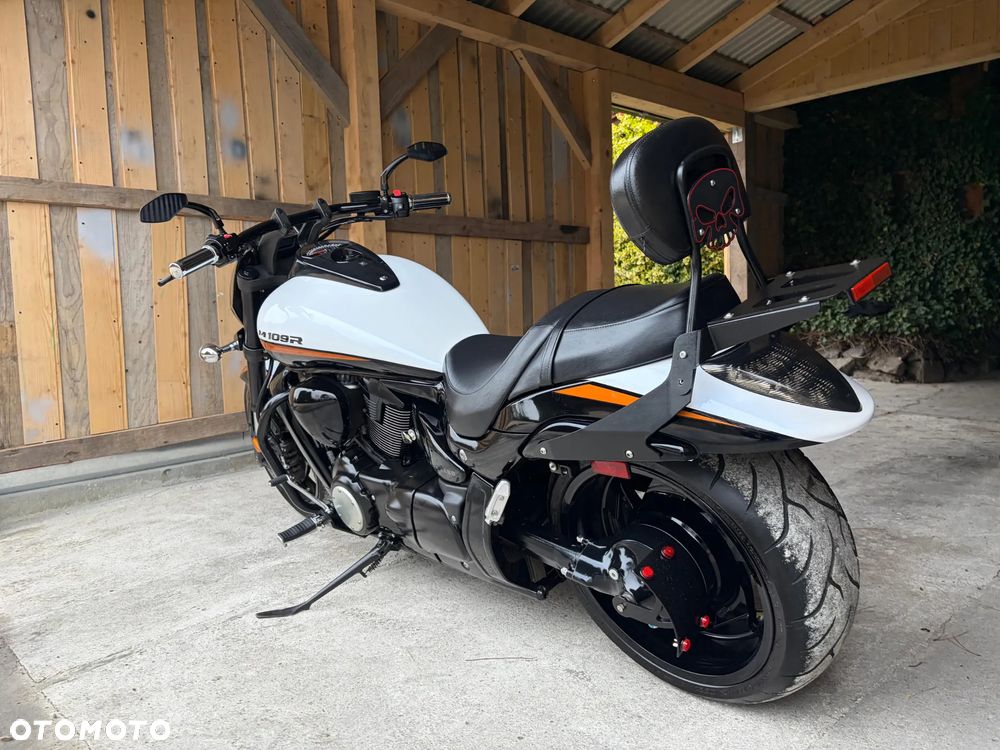 Suzuki Intruder - 12