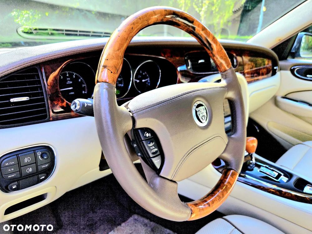 Jaguar XJ XJ8 4.2 LWB - 9