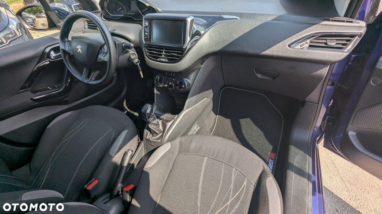 Peugeot 208 - 18